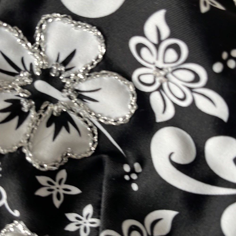 Cute bathing suit, new, with What is silvery embroidery detail - Picture 3 of 5